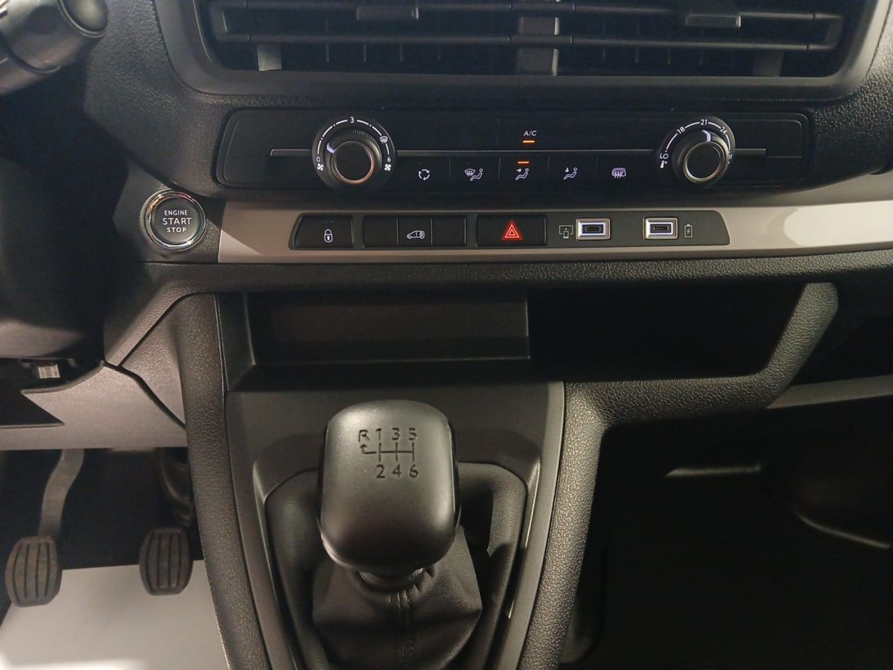 Opel Vivaro FURGON XL 120CV DIESEL MANUAL AMAZON